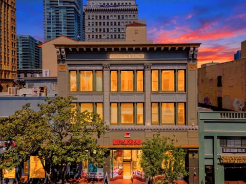 Golden hour in the heart of downtown ✨🌆