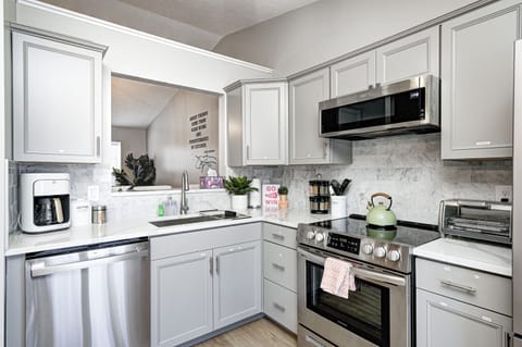 This kitchen has everything you need to cook a meal!