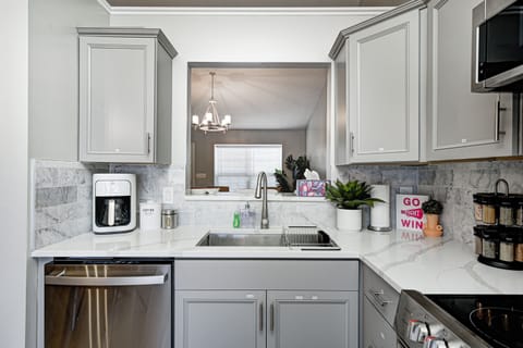 Coffee bar, fully stocked kitchen to cook a tasty meal!