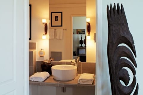 Deluxe Double Room | Bathroom sink