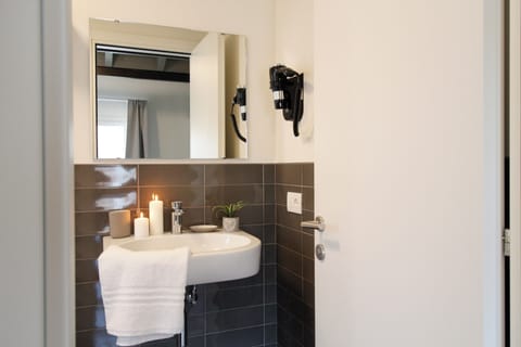 Single Room, Private Bathroom | Bathroom | Shower, hair dryer, towels, soap