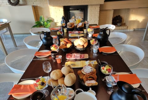 Daily continental breakfast (EUR 25 per person)