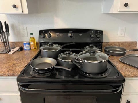 A full set of pots and pants, baking sheets, kitchen knives, oil, salt, pepper and knife sharpener are at your disposal.