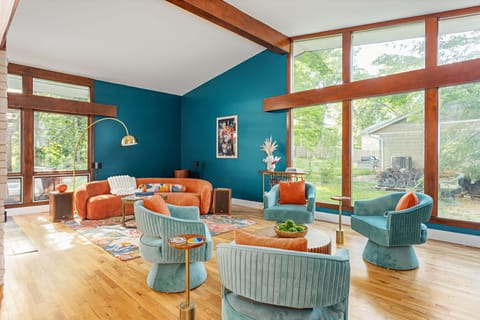 Huge windows, high ceilings, and one seriously iconic sofa.