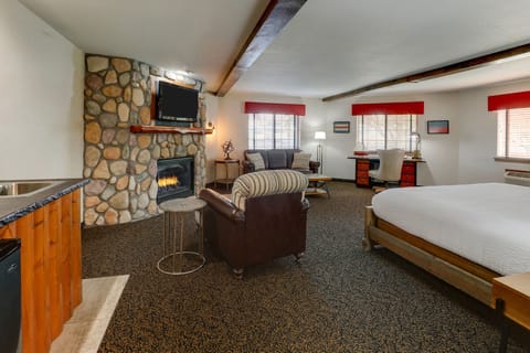 Theme Suite with Fireplace | Desk, iron/ironing board, free WiFi, bed sheets