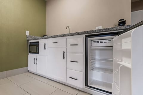 Deluxe Room, 1 King Bed, Non Smoking | Private kitchen | Mini-fridge, microwave, coffee/tea maker