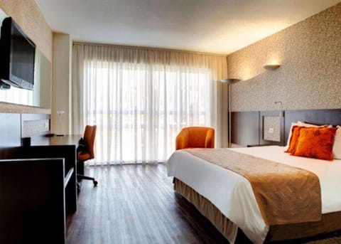 Deluxe Double Room | Minibar, in-room safe, desk, soundproofing