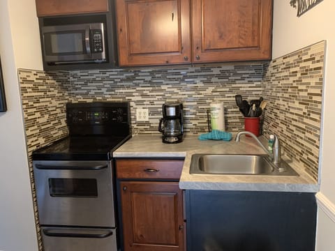 Condo, 2 Bedrooms (512) | Private kitchen | Fridge, microwave, stovetop, coffee/tea maker