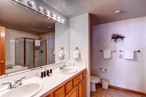 Condo, 2 Bedrooms (Gateway) | Bathroom | Combined shower/tub, towels