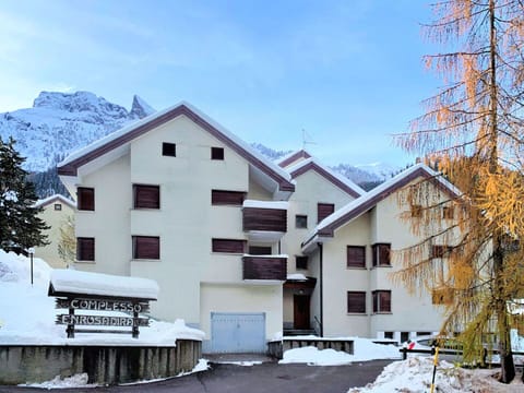 Sky, Building, Daytime, Snow, Property, Window, Architecture, House, Tree