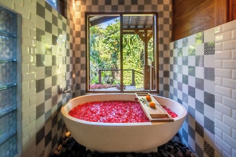 Deep soaking bathtub