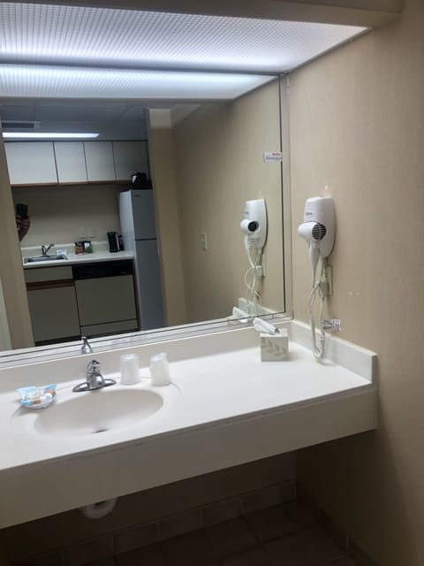 Combined shower/tub, free toiletries, hair dryer, towels