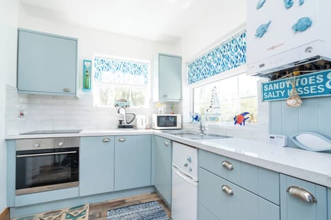 Dishwasher, electric kettle, toaster, cookware/dishes/utensils