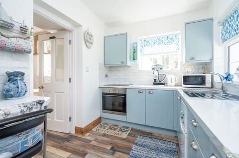 Dishwasher, electric kettle, toaster, cookware/dishes/utensils