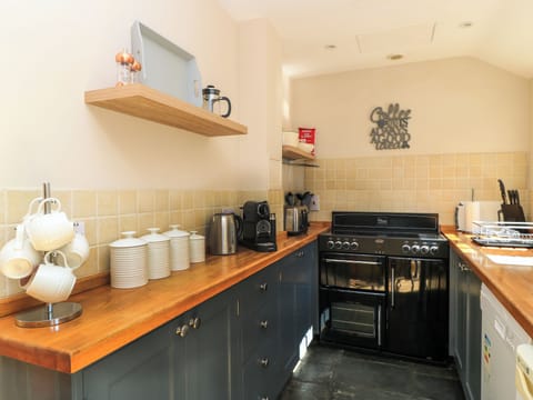 Cottage | Private kitchen | Dishwasher, cookware/dishes/utensils
