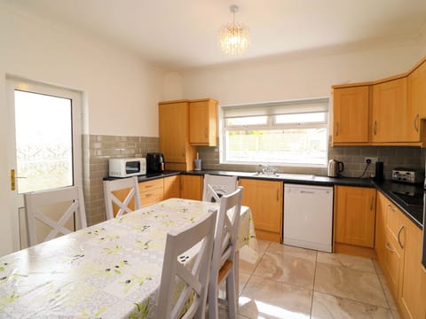 Dishwasher, electric kettle, toaster, cookware/dishes/utensils