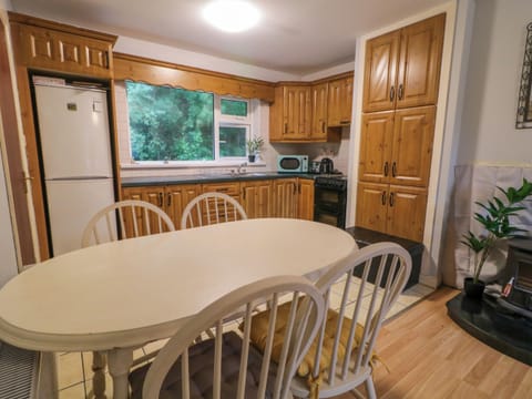 Electric kettle, toaster, cookware/dishes/utensils