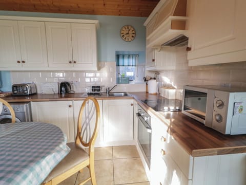 Fridge, dishwasher, toaster, cookware/dishes/utensils