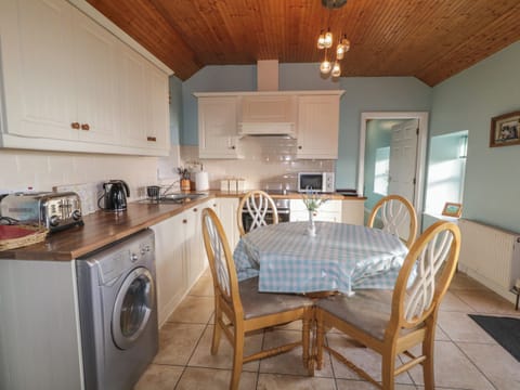 Fridge, dishwasher, toaster, cookware/dishes/utensils