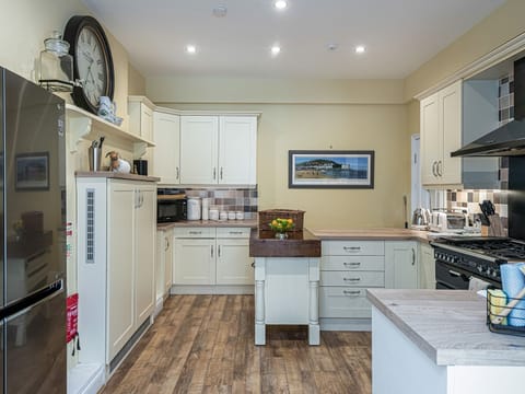 Fridge, dishwasher, toaster, cookware/dishes/utensils