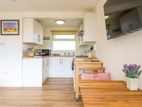 Cottage | Private kitchen | Fridge, cookware/dishes/utensils