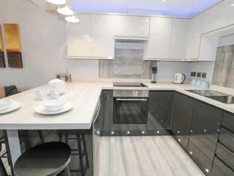 Cottage | Private kitchen | Fridge, dishwasher, electric kettle, toaster