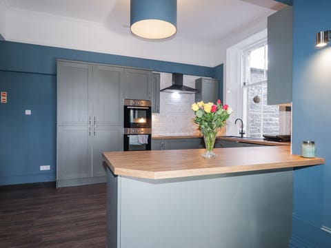 Cottage | Private kitchen | Fridge, dishwasher, cookware/dishes/utensils