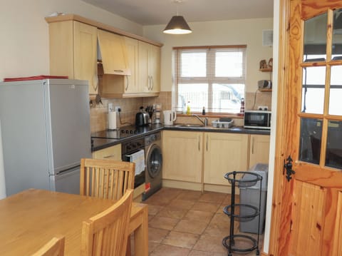 Electric kettle, toaster, cookware/dishes/utensils