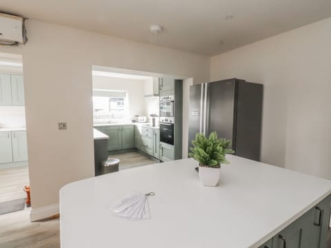 Cottage | Private kitchen | Fridge, dishwasher, cookware/dishes/utensils