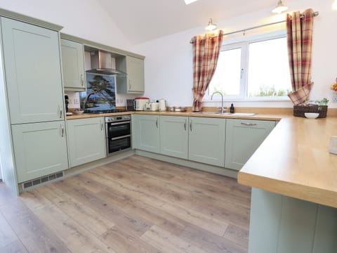 Dishwasher, cookware/dishes/utensils