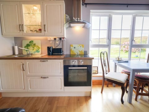 Electric kettle, toaster, cookware/dishes/utensils