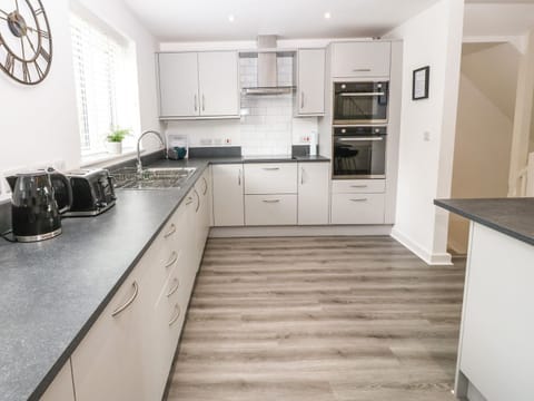 Dishwasher, cookware/dishes/utensils