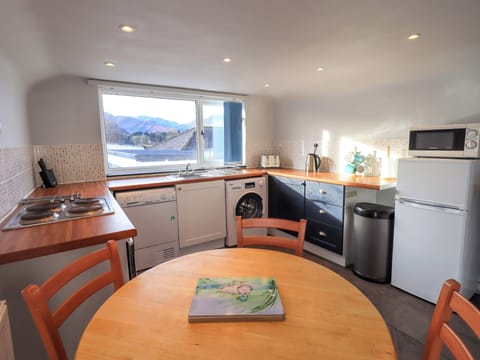 Fridge, dishwasher, cookware/dishes/utensils