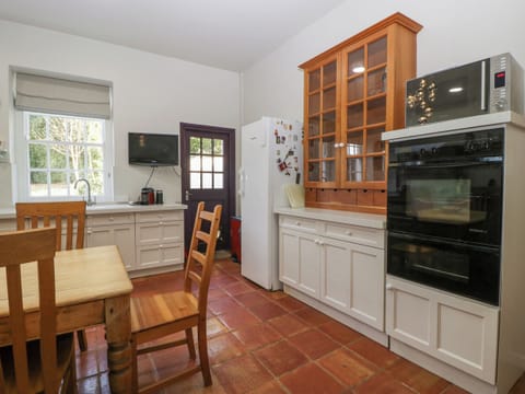 Dishwasher, cookware/dishes/utensils