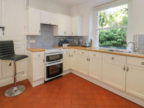 Fridge, dishwasher, cookware/dishes/utensils