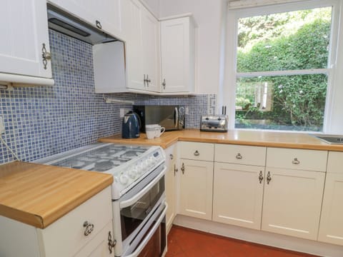 Fridge, dishwasher, cookware/dishes/utensils