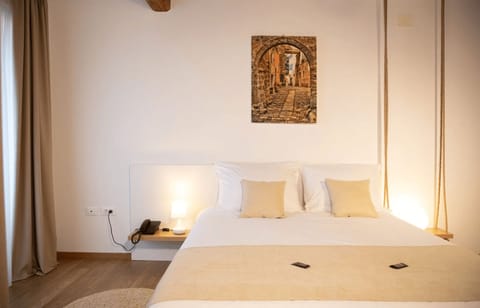 Free minibar, free WiFi, bed sheets