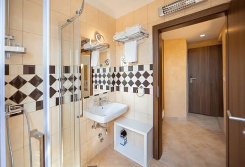 Free minibar, free WiFi, bed sheets