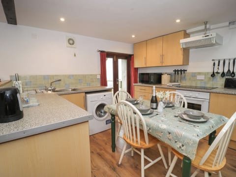 Fridge, cookware/dishes/utensils