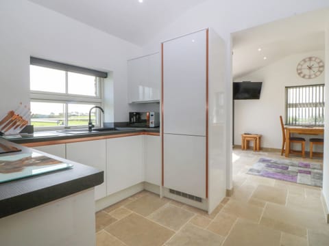 Fridge, dishwasher, cookware/dishes/utensils