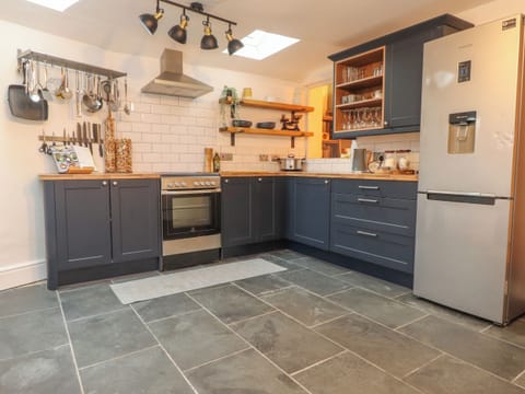 Electric kettle, toaster, cookware/dishes/utensils