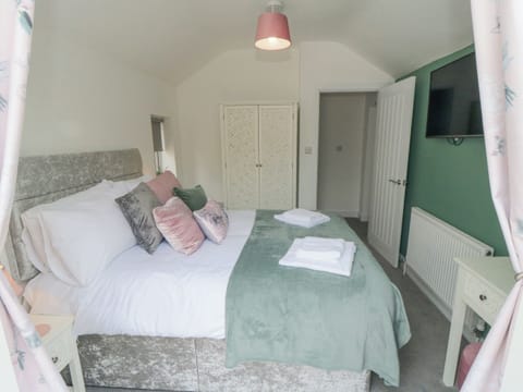 2 bedrooms, individually decorated, individually furnished, free WiFi