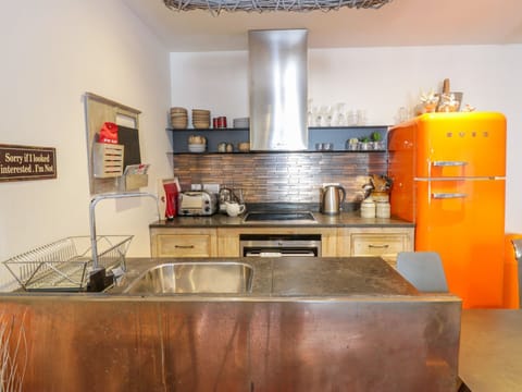 Fridge, dishwasher, electric kettle, toaster