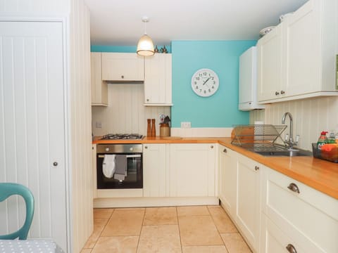Cottage | Private kitchen | Fridge, dishwasher, cookware/dishes/utensils