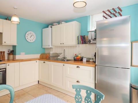 Cottage | Private kitchen | Fridge, dishwasher, cookware/dishes/utensils
