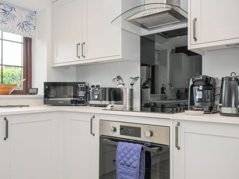 Fridge, dishwasher, cookware/dishes/utensils