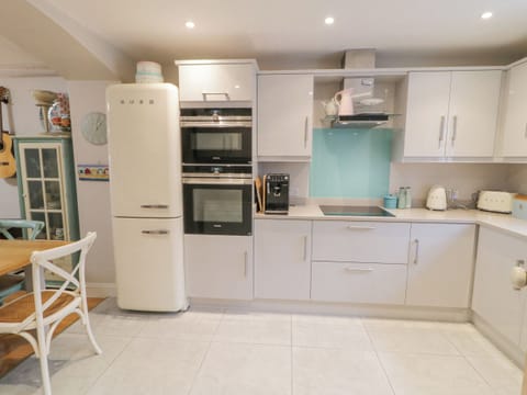 Dishwasher, electric kettle, toaster, cookware/dishes/utensils