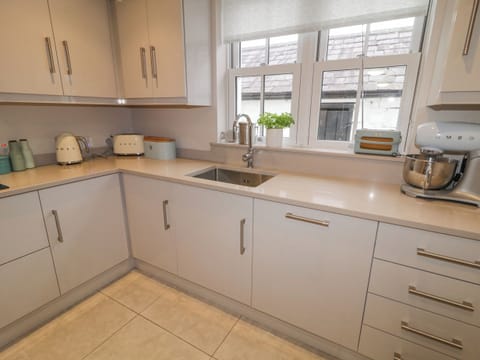 Dishwasher, electric kettle, toaster, cookware/dishes/utensils