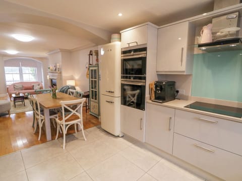 Dishwasher, electric kettle, toaster, cookware/dishes/utensils