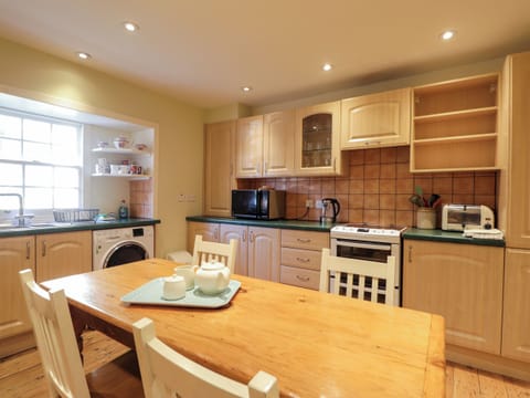 Fridge, dishwasher, electric kettle, cookware/dishes/utensils